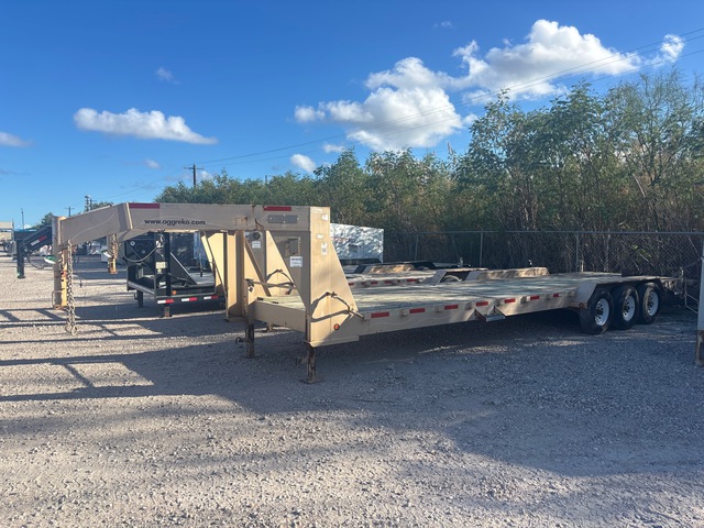 2013 ABU 30 ft Tri/A Gooseneck Flatbed Trailer