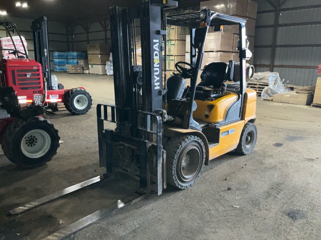 Hyundai 30L-7A 4100 lb Cushion Tire Forklift