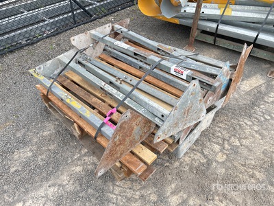 Quantity of Metal Stands Varios otros