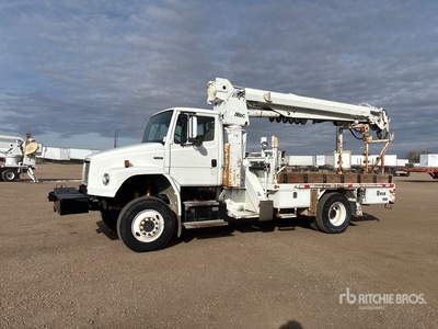 Altec D945 on 2001 Freightliner FL 80 4x4 Camion excavadora