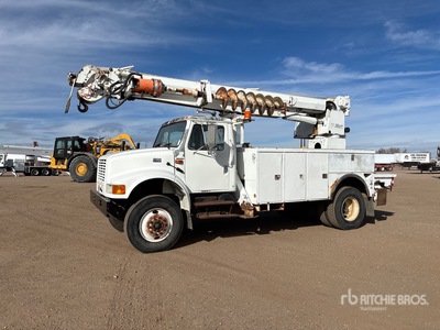 Altec D947 on 2001 International 4800 4x4 Digger Derrick Truck