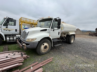 2014 International 4300 2000 gal 4x2 Water Truck