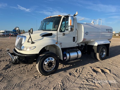 2018 International 4300 2000 gal 4x2 Camion à eau