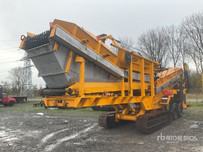 2012 Backers 3-MTBC Star Twin axles, hydraulic raising self propelled tracks. 2 Deck Wheeled/Tracked مصنع الفرز