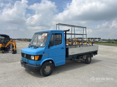 1980 Mercedes-Benz 207D Flatbed Truck