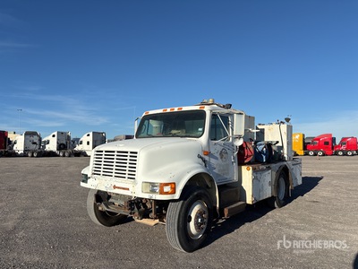 1990 International 4900 4x2 Fuel and Lube Truck