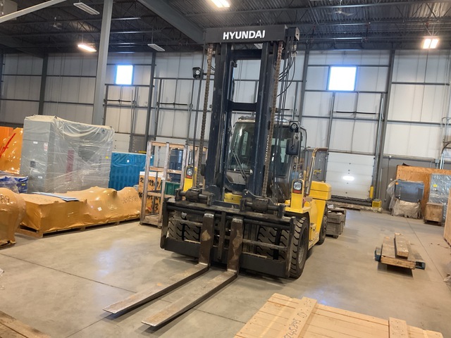 2016 Hyundai 160D-E9 36000 lb Pneumatic Tire Forklift (Inoperable)