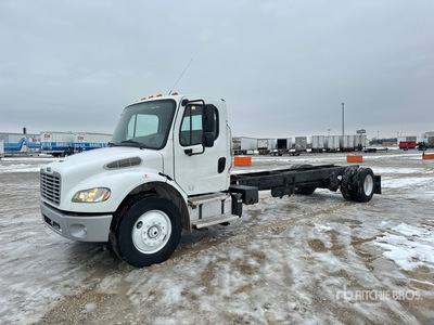 2016 Freightliner M2 106 4x2 を見 Cab and Chassis