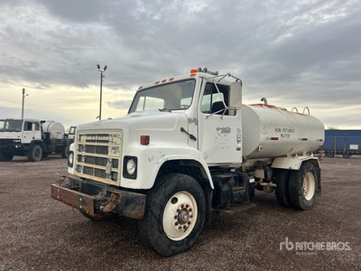 1985 International 2375 2000 gal Water Truck