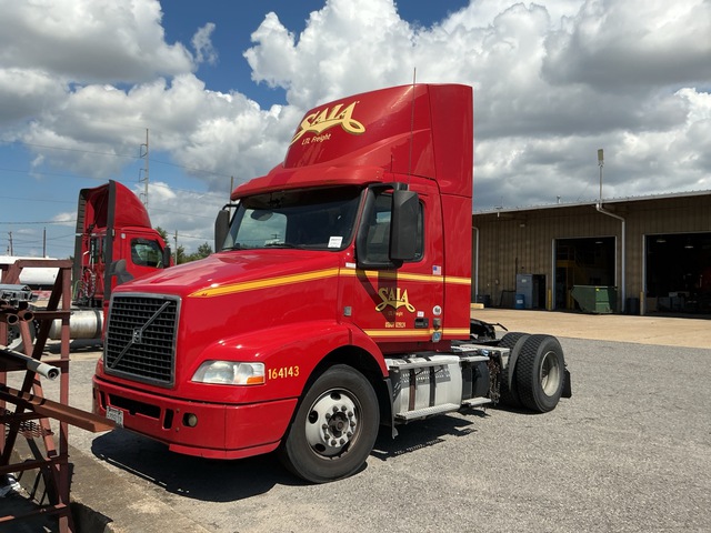 2016 Volvo VNM42T 4x2 S/A Day Cab Truck Tractor 2016 Volvo VNM42T 4x2 S/A Day Cab Truck Tractor