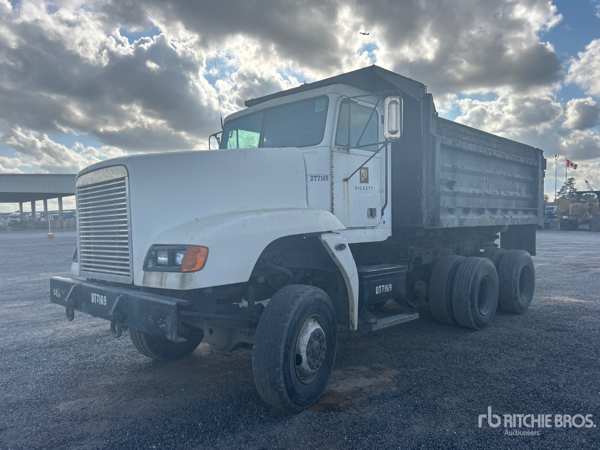 1998 Freightliner M917A1 6x6 Tipper Truck