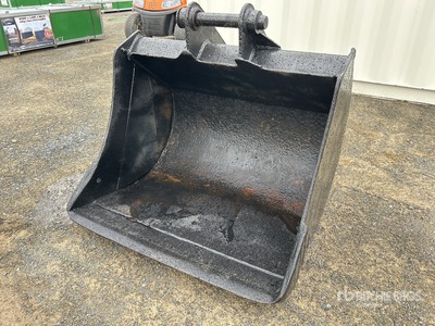 JCB 900 mm Q/C Cleanup Excavator Bucket - Fits 4 - 7 ton