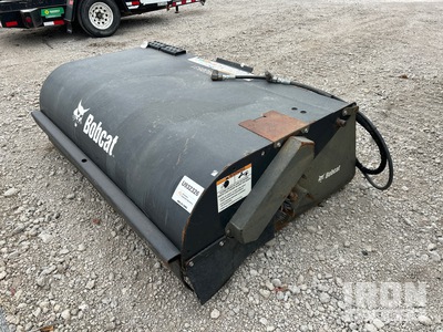 2018 Bobcat 6707837 72 in Sweeper Attachment