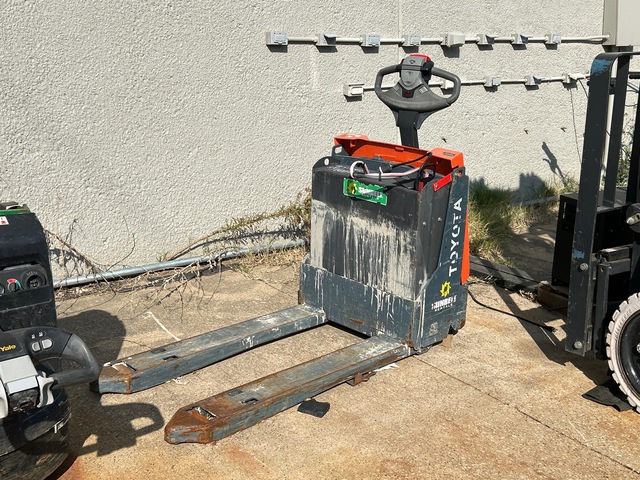 2021 Toyota 8HBW23 4500 lb Electric Pallet Jack