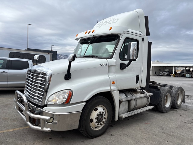 2015 Freightliner Cascadia 125 6x4 T/A Day Cab Truck Tractor