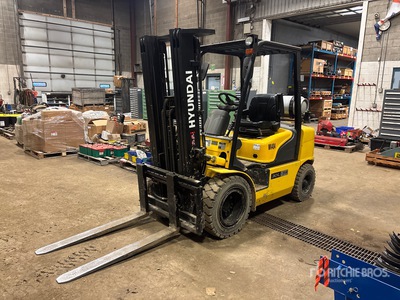 Hyundai 30L-7A 5220 lb Pneumatic Tire Forklift