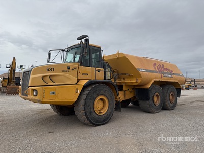 2011 John Deere 400D Series II 8000 gal 6x6 Camion-citerne à eau articulé