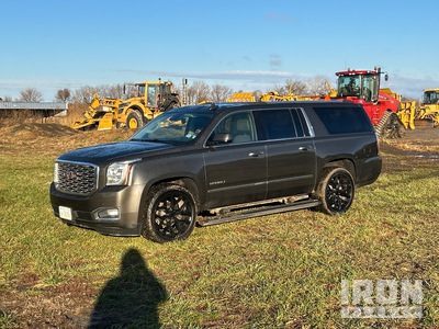 2020 GMC Denali 4WD を見 SUV