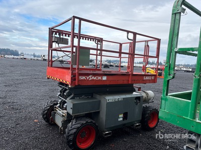 2018 Skyjack SJ6832 RT 4x4 Dual Fuel Piattaforma aerea verticale