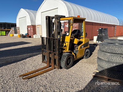 Cat P6000 5400 lb Pneumatic Tire Forklift (Inoperable)