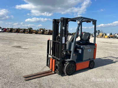 Toyota 8FBCU25 4400 lb Montacargas Eléctrico