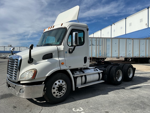 2012 Freightliner Cascadia 113 6x4 T/A Day Cab Truck Tractor