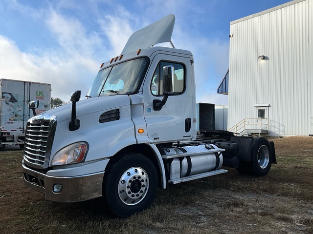 2012 Freightliner CA113 4x2 S/A Day Cab Truck Tractor