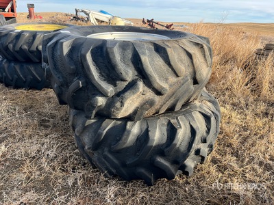 Quantity of (2) 32 in Tractor Wielen