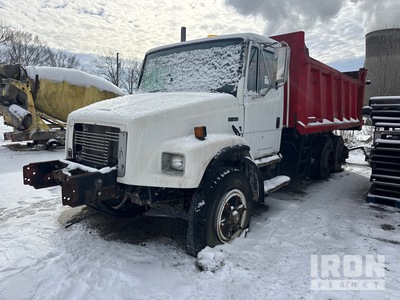 2000 Freightliner FL80 8x4 شاحنة قلابة حمولة خفيفة (Inoperable)