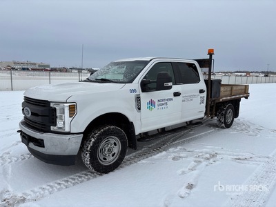 2018 Ford F-350 XL 4x4 Crew Cab Flatbed Truck