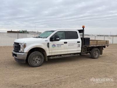 2018 Ford F-350 4x4 Crew Cab Flatbed Truck