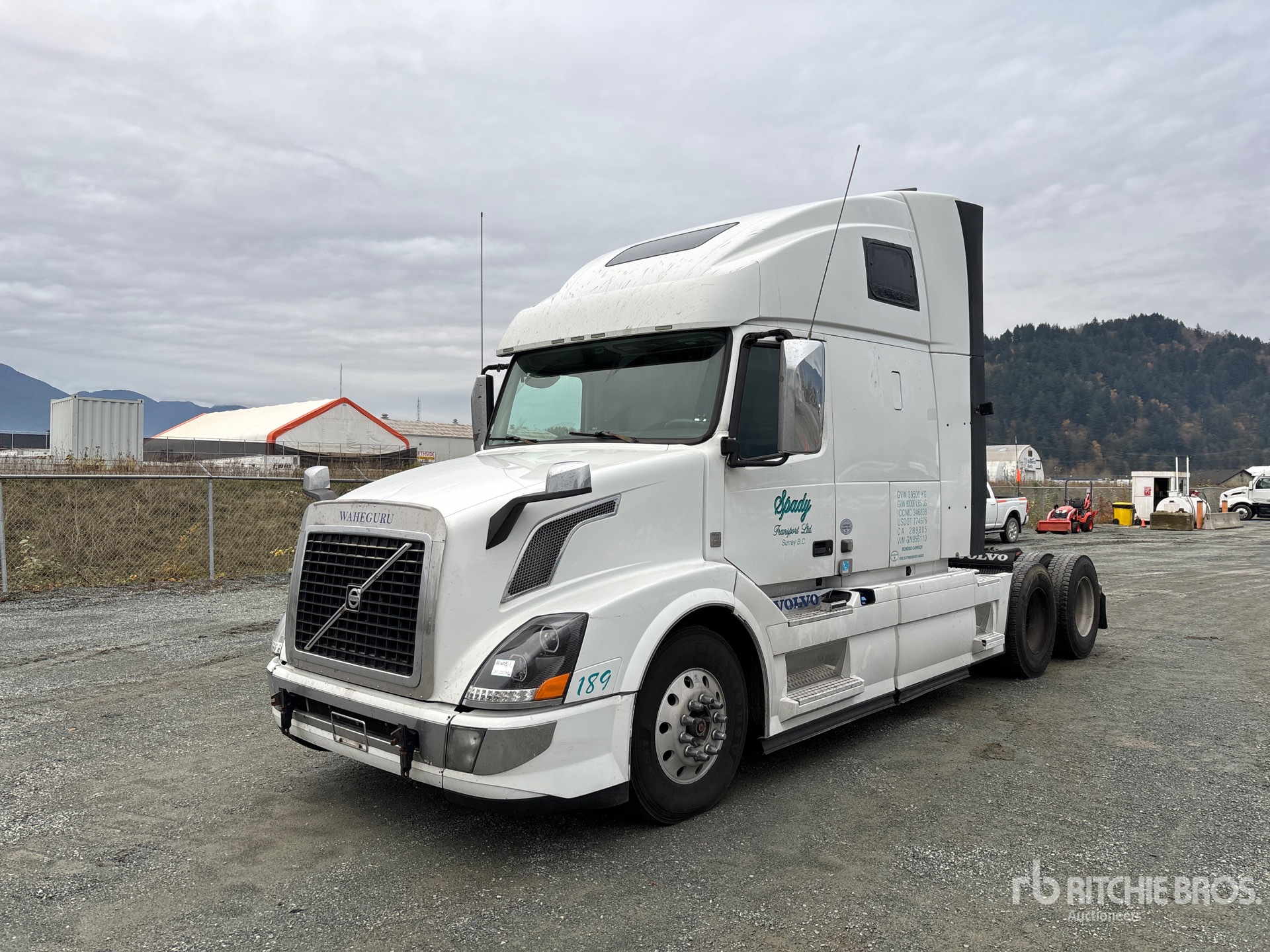 2016 Volvo VNL 6x4 تراكتور شاحنة كابينة النوم (ثنائية المحور)