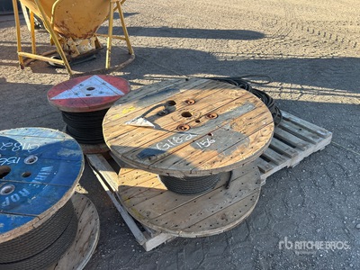 Quantity of (12) Rolls of 5/8" Wire Rope with crane hook Attrezzatura industriale