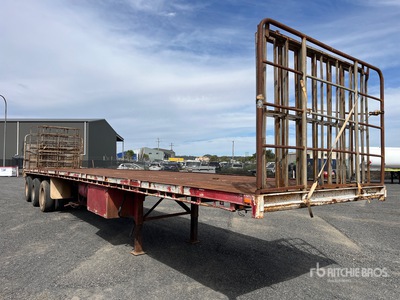 1980 McGrath 13.4 m Tri/A Flatbed Trailer