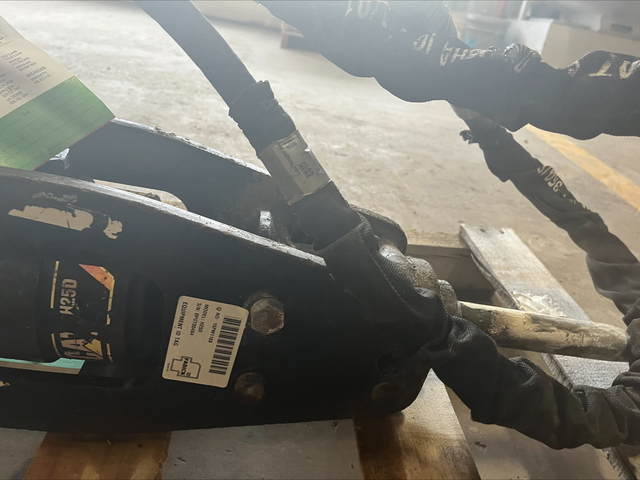 Cat H25D Hydraulic Breaker