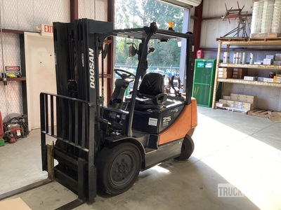 2013 Doosan G25P-5 4800 lb Pneumatic Tire Forklift