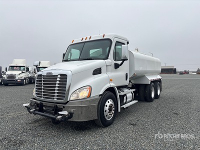 2013 Freightliner Cascadia 113 3000 gal 6x4 Camion à eau