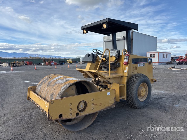 2002 Cat CS433C Smooth Drum Compactor | Ritchie Bros. Auctioneers