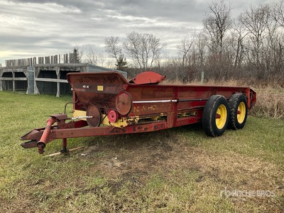 New Holland 675 T/A Manure Spreader
