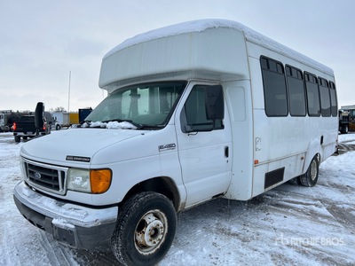 2007 Ford E-450 4x2 17-Seat Transit を見 Bus