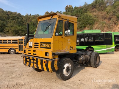 2001 Capacity TJ5000 4x2 Tractocamion de Terminal / Spotter Truck