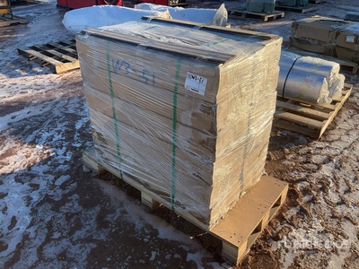 Quantity of (12) 34 in x 3.54 in UV Solid Hardwood 床張り (Unused)