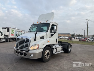 2013 Freightliner Cascadia 113 4x2 S/A Day Cab Truck Tractor