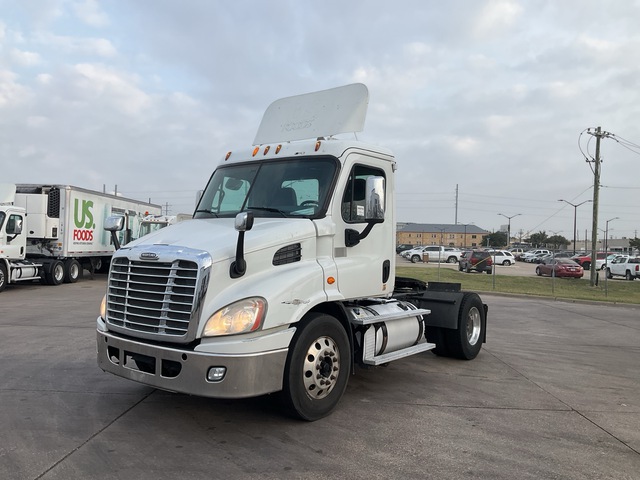 2013 Freightliner Cascadia 113 4x2 S/A Day Cab Truck Tractor