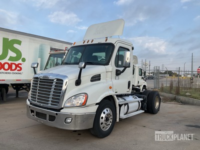 2012 Freightliner Cascadia 113 تراكتور شاحنة نهارية (ثنائية المحور)