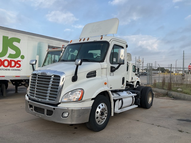 2012 Freightliner Cascadia 113 T/A Day Cab Truck Tractor