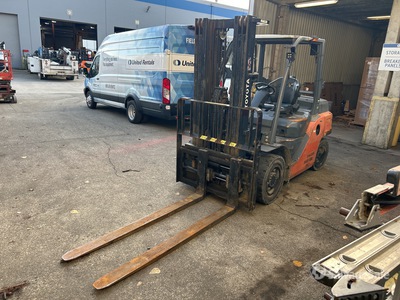 2015 Toyota 8FG35U 7050 lb Pneumatic Tire Forklift