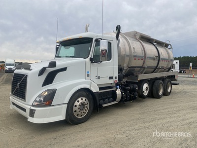 Dragon on 2011 Volvo VNL 8x4 ハイドロバキュームトラック