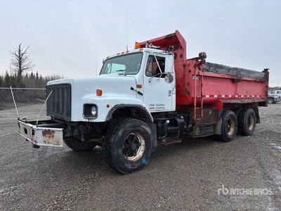 2000 International F2674 6x4 T/A Camión dumper