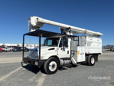 2010 Altec LRV56 56 ft on 2011 International DURASTAR 4300 4x2 Forestry Camion de cubo